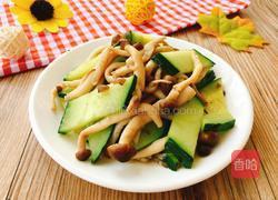 黄瓜炒海鲜菇的做法图解1