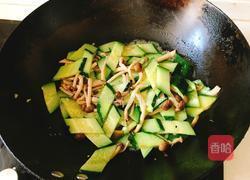 黄瓜炒海鲜菇的做法图解6