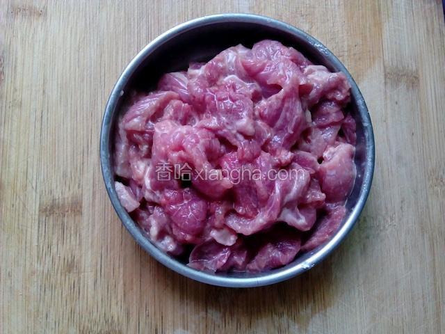 牛肉切片加淀粉和少量水料酒抓匀腌制1小时