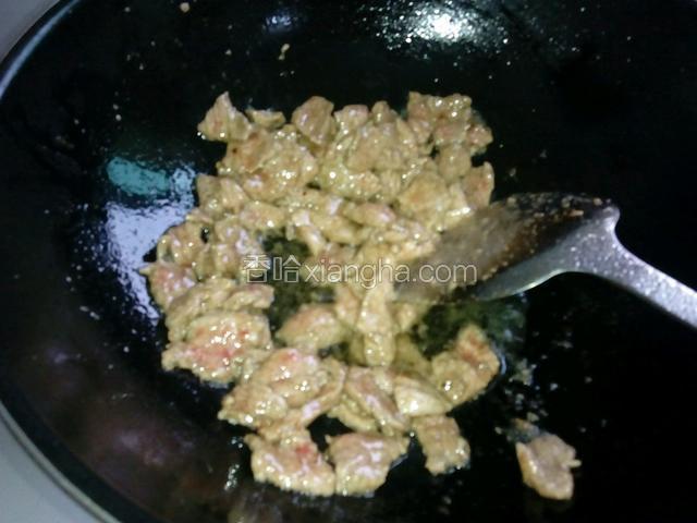 锅内放油下牛肉大火滑散备用