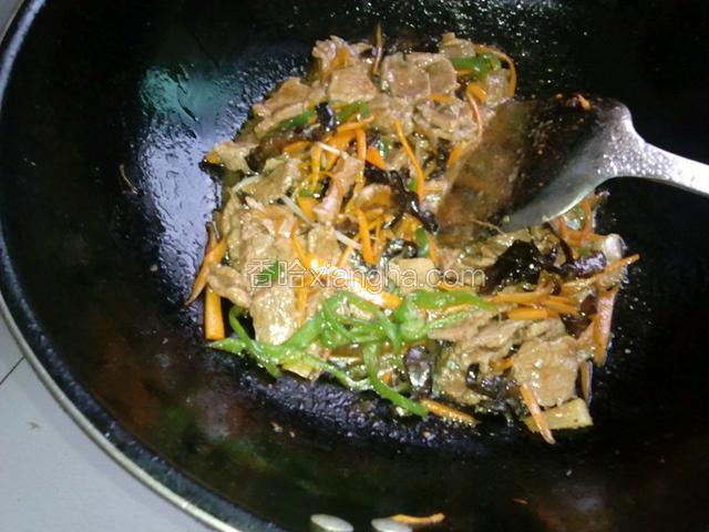再下牛肉加入适量的生抽，蚝油，糖，鸡精，盐，料酒和少量水煮开。