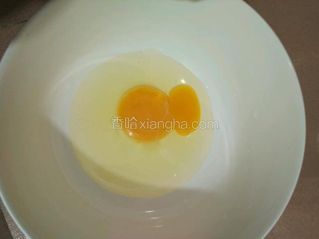 把蛋液倒入碗里，别仍蛋壳哦