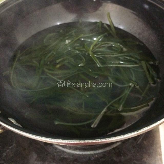 锅烧开水放入海带煮开。