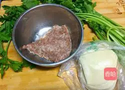 Illustration of how to make celery and pork stuffed dumplings 1