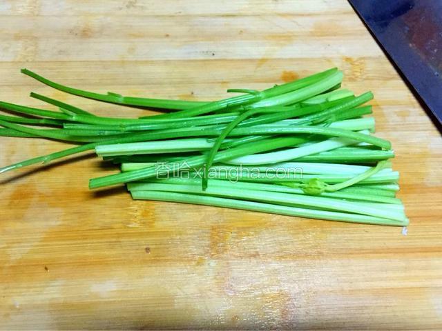 芹菜去掉根部，去掉叶子，切小段