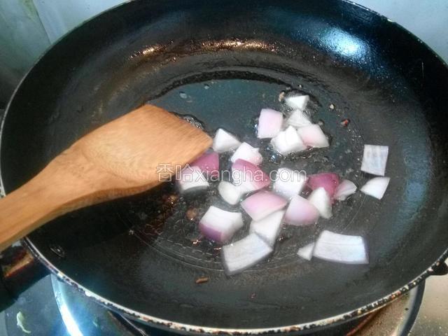 油热煸炒洋葱