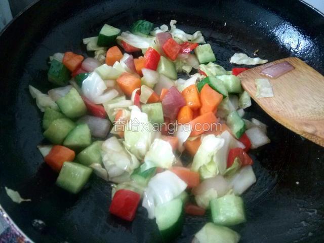 煸炒一会加生抽，加一点盐，一点清水