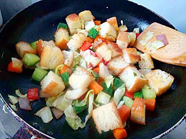 加一点糖，鸡精翻炒收汁