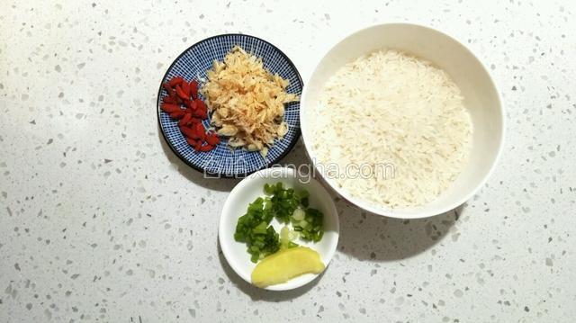 准备材料：葱、姜切粒
