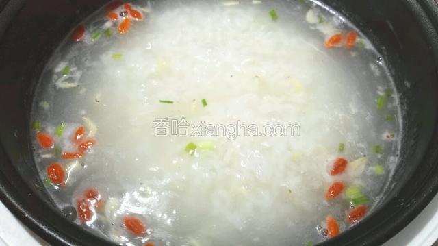 加入盐、胡椒粉、葱花。关火