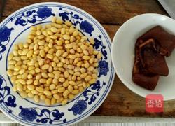 黄豆芽炒肉皮的做法图解1