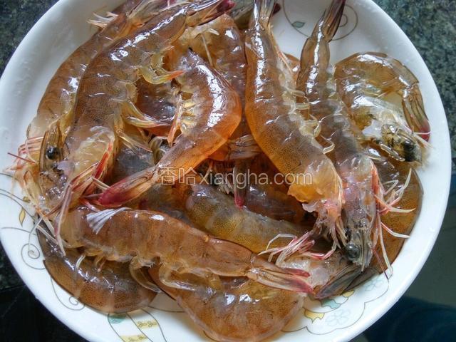 鲜虾去头，去虾线洗净