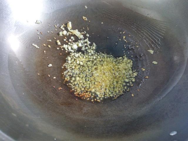 热锅凉油下一半的姜，蒜蓉翻炒煸香