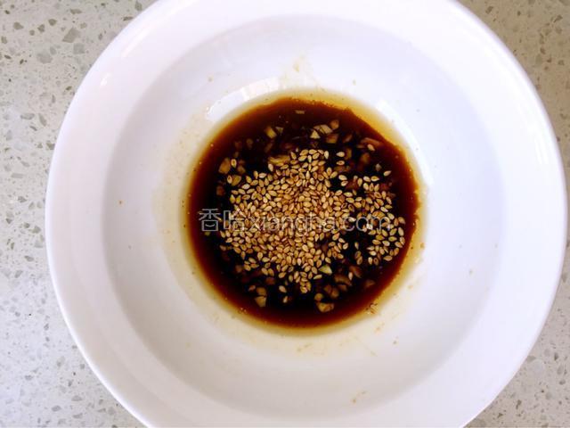 将大蒜捣成蒜泥，一定是蒜泥味道才好，蒜末出不来蒜味，放入生抽、辣椒油、香油、姜末、芝麻、少许盐拌匀成调料汁；