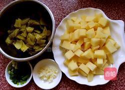 酸菜炖土豆的做法图解1