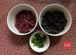 皮蛋牛肉粥的做法图解2
