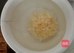 银耳西芹枸杞子的做法图解2