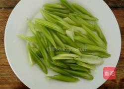 银耳西芹枸杞子的做法图解3