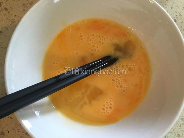鸡蛋在碗内打散。