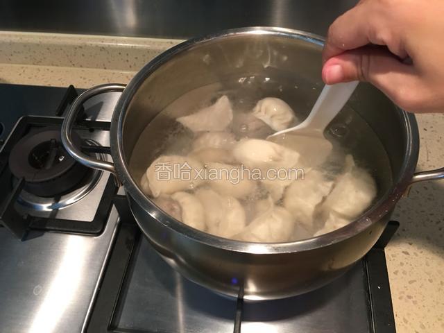 锅内烧开水，放入饺子生坯，用铲子搅拌一下以免粘锅。