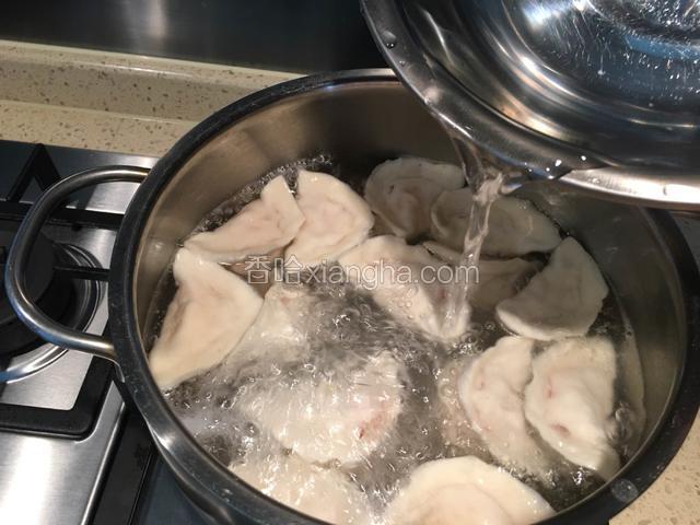 加盖至水烧开，加入清水，再次加盖煮至水开。全部饺子浮起在水面上时，说明饺子熟了，即可捞起。