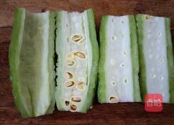 苦瓜炒培根的做法图解1