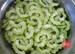 苦瓜炒培根的做法图解2