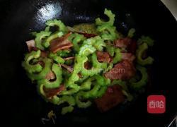 苦瓜炒培根的做法图解8
