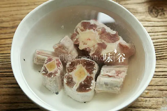 牛尾洗净用水浸泡半个小时泡出血水。