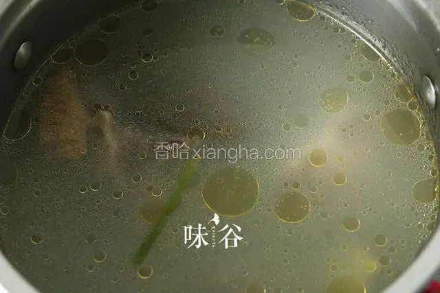把牛尾放锅内 ，放入香叶，葱，大火煮开后小火炖一个小时，至汤变白。