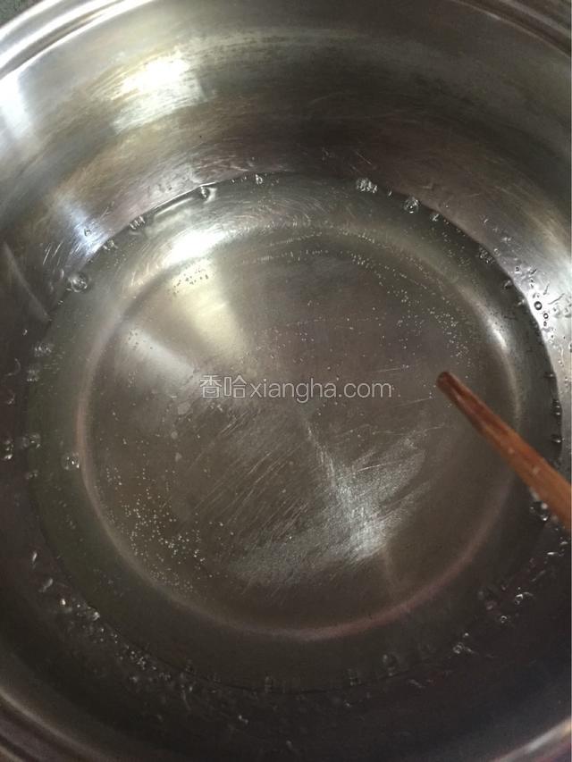开火，水热了糖很快就化，用筷子轻轻搅动，糖水开了放柠檬汁，等再开了就关小火熬煮