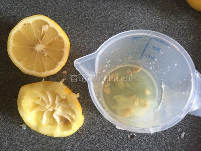柠檬汁其实只用了半个，倒入开了的糖水中