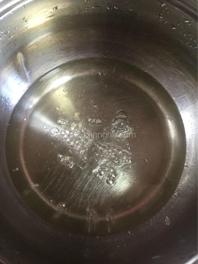 这是开锅20分钟的样子，轻微变色有点小泡泡