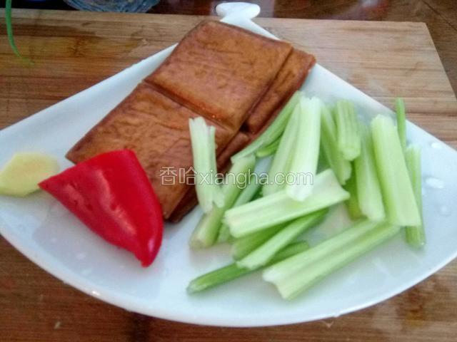 香芹去筋，洗净