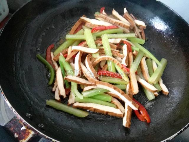 加盐，生抽，，一点开水翻炒
