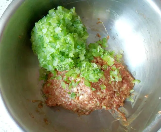 焯好的芹菜倒入肉馅中
