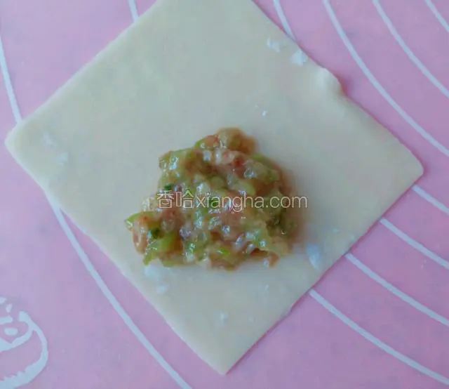 在馄饨皮的一个角的位置打上馅