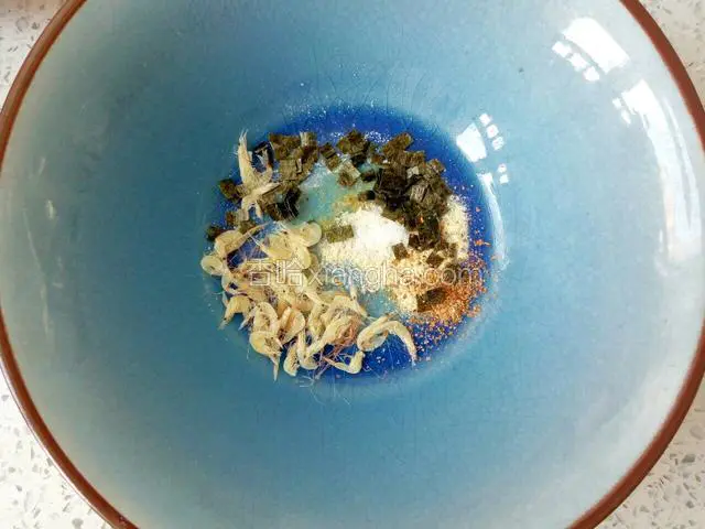 调汤料，碗内加虾皮，紫菜，盐，鸡精，椒盐，胡椒粉