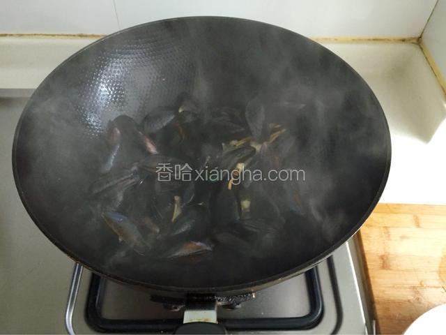 倒入淡菜大火翻炒，烹入料酒，炒均匀加锅盖焖至淡菜开口即可