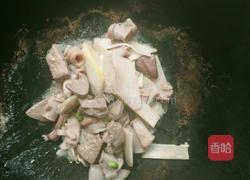 水煮酸笋猪杂汤的做法图解2