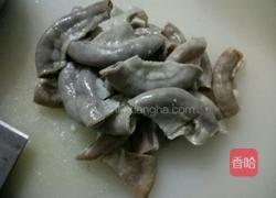 青橄榄炖猪粉肠的做法图解3