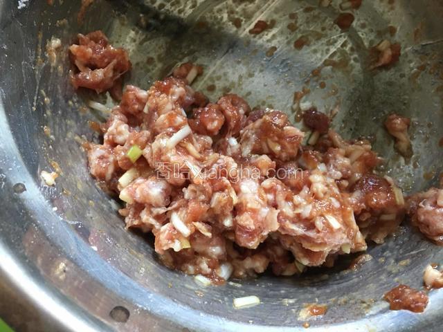 肉馅加里放入所有调味料，顺时针搅拌上劲。