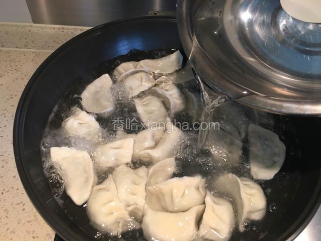锅中烧开水，放入饺子，水开饺子浮起后加一碗凉水，盖上锅盖，水再次烧开时，再放入一碗凉水，再盖盖子。