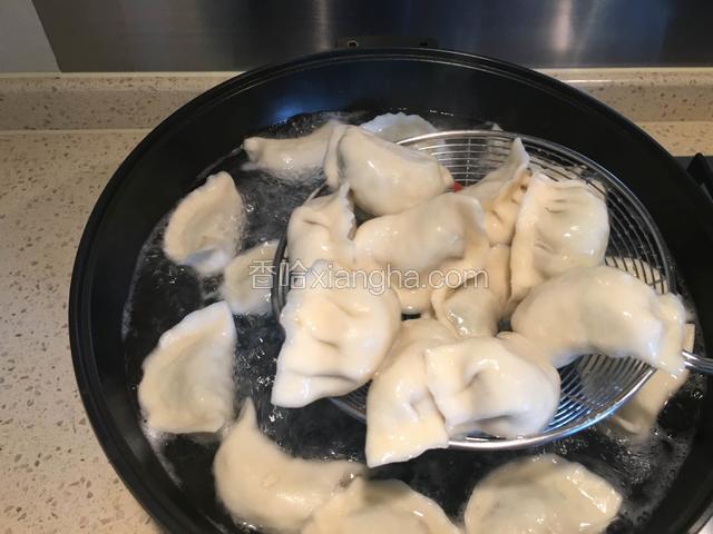 水烧开时在煮一会儿，关火，饺子就煮好了，开始捞饺子装盘。