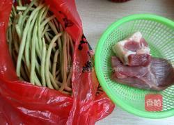 豇豆红烧肉的做法图解1
