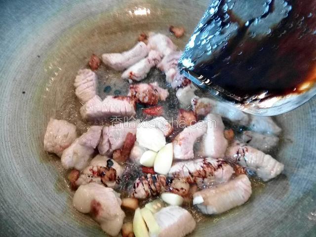 加料酒，生抽，老抽翻炒