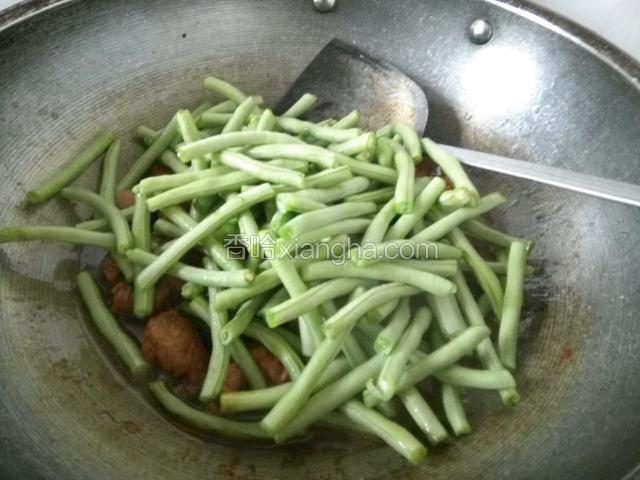 倒入缸豆翻炒