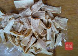 西红柿炒豆腐皮的做法图解1