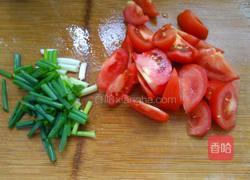 西红柿炒豆腐皮的做法图解2