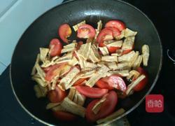 西红柿炒豆腐皮的做法图解5